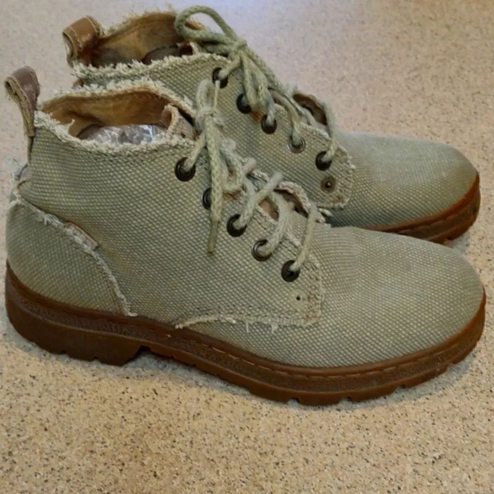 Men's  Canvas Chukka Boots Size 7.    M1